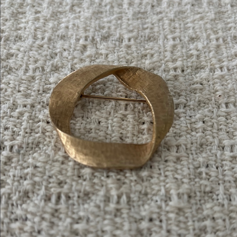 Vintage Accessocraft  NYC Gold Tone Folded Ribbon Circle Brooch Pin